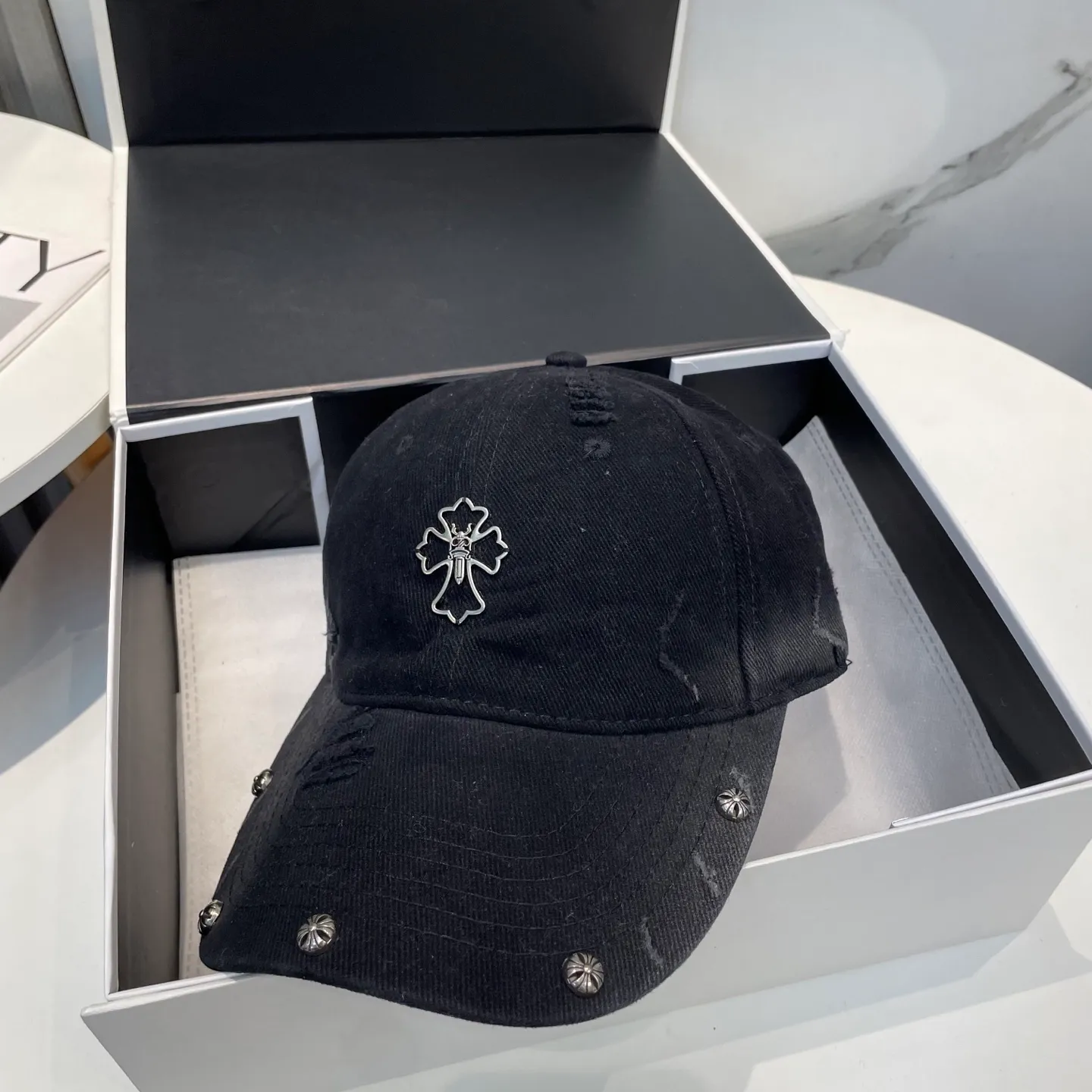 P70 Crow Heart 🆕🆕25 new baseball cap, stylish and classic cross logo, casual with a cool feeling, unisex style, same style for men and women! Very easy to match! Head circumference: 56-58cm is available